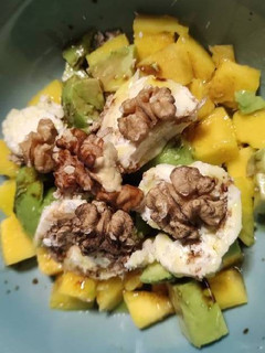 Una foto de Ensalada de mango, aguacate queso de cabra y nueces