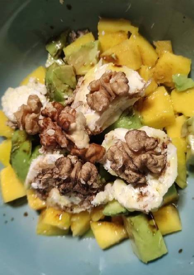 Una foto de Ensalada de mango, aguacate queso de cabra y nueces