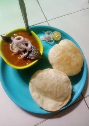 A picture of Chola bhatura.
