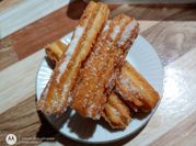 Una foto de churros con leche sin manteca