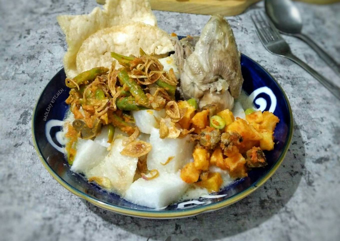 Ketupat Kuah Opor Ayam Padang