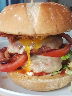 Una foto de Hamburguesa con cubiertos🍔🍴