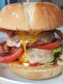 Una foto de Hamburguesa con cubiertos🍔🍴