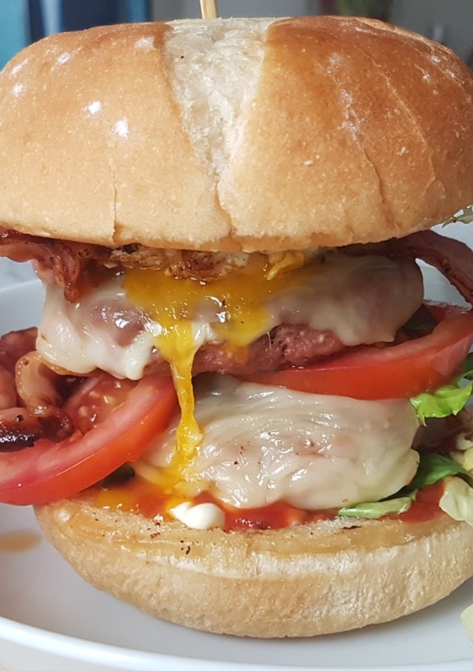 Una foto de Hamburguesa con cubiertos🍔🍴
