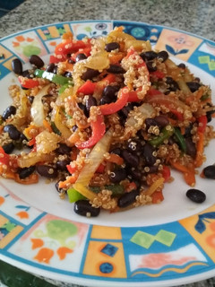Una foto de Salteado con quinoa y porotos negros
