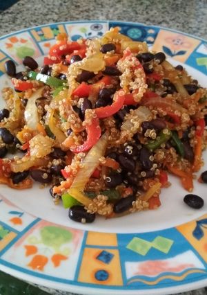 Una foto de Salteado con quinoa y porotos negros