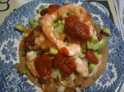 Una foto de cocteles de mariscos