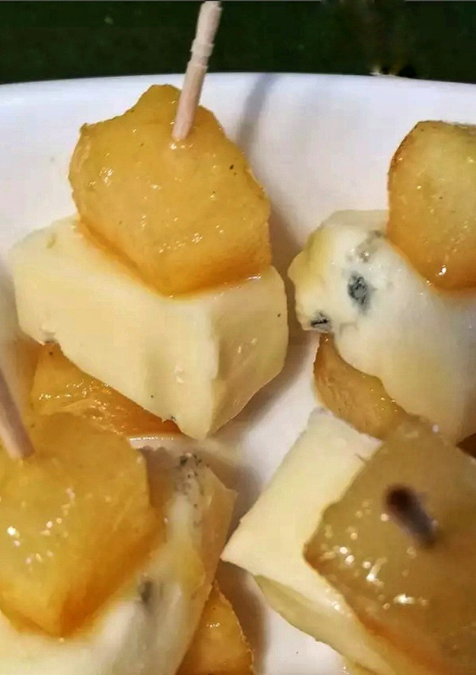 Una foto de Montadito de pera y gorgonzola 🍐🧀