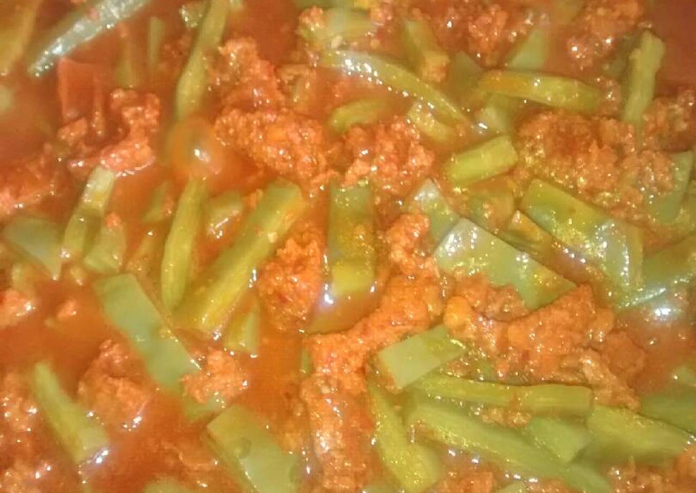 Longaniza con nopales en guajillo