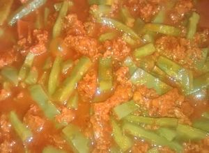 Una foto de Longaniza con nopales en guajillo