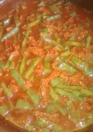 Una foto de Longaniza con nopales en guajillo