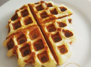 Una foto de Waffle de yuca con queso