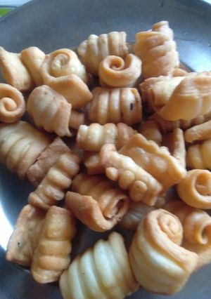 स्पायरल मठरी (Spiral mathri recipe in hindi) रेसिपी मुख्य फोटो