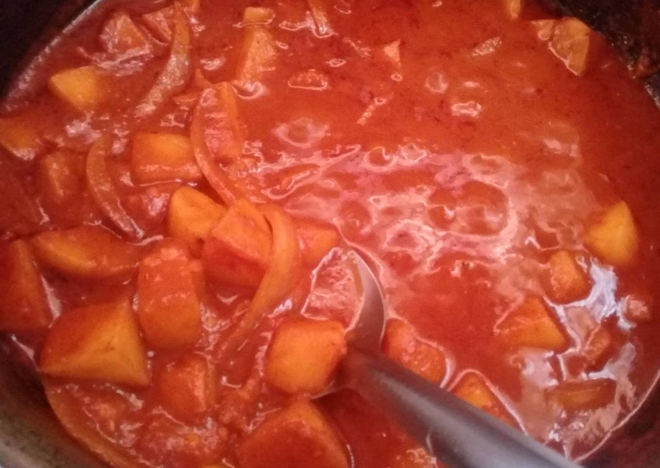 Papas en salsa roja