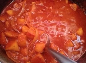 Una foto de Papas en salsa roja