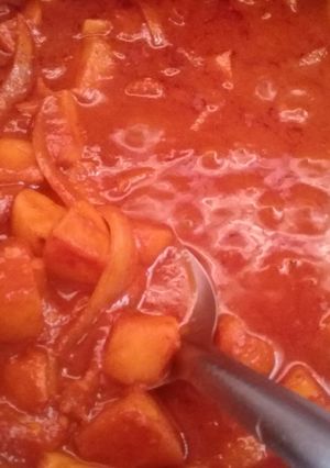 Una foto de Papas en salsa roja