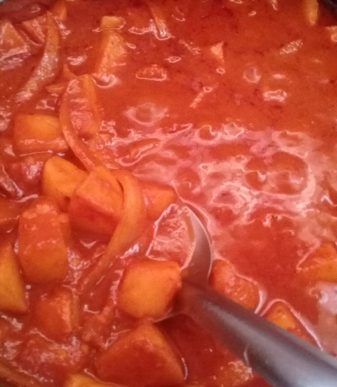 Una foto de Papas en salsa roja