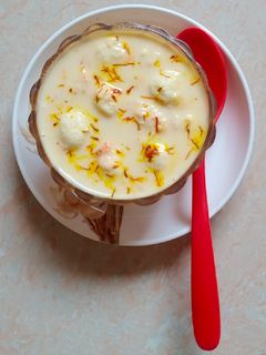 स्वादिष्ट और शुद्ध रसमलाई (Rasmalai recipe in Hindi) रेसिपी मुख्य फोटो