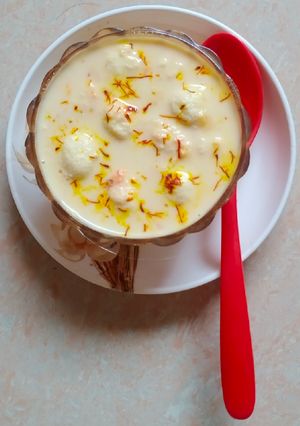 स्वादिष्ट और शुद्ध रसमलाई (Rasmalai recipe in Hindi) रेसिपी मुख्य फोटो