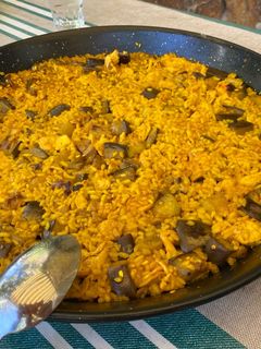 Una foto de Paella de berenjena y pollo