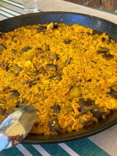 Una foto de Paella de berenjena y pollo