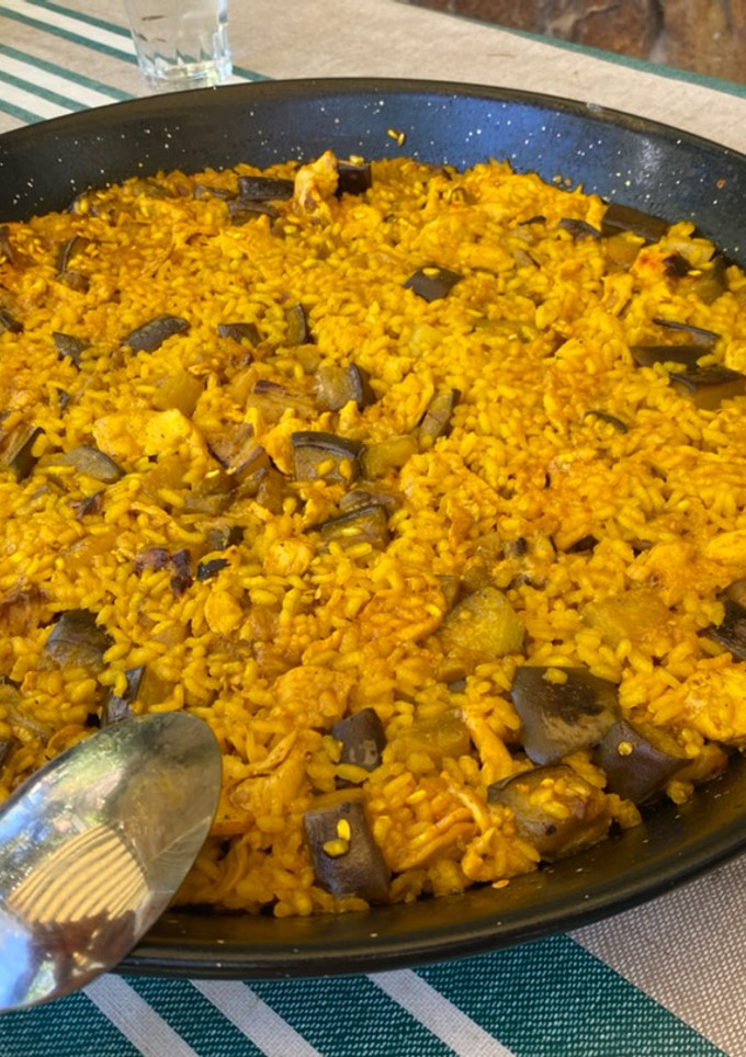 Una foto de Paella de berenjena y pollo