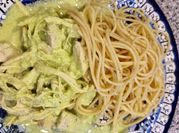 Una foto de pollo con crema de cilantro