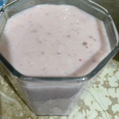 A picture of Banana apple strawberry shake.
