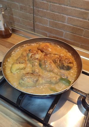 Una foto de Jamoncitos de pollo en salsa de champiñones