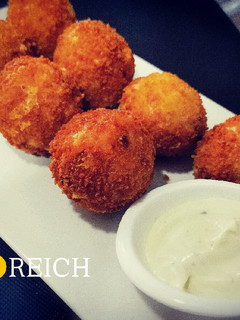 Una foto de Croqueta de arroz y queso