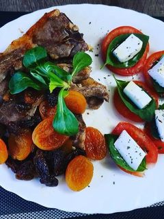 Una foto de Chuletillas de cordero, con pasas y albaricoques