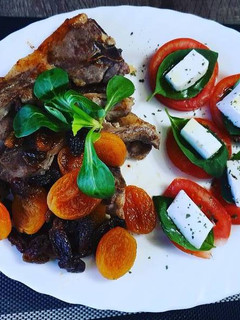 Una foto de Chuletillas de cordero, con pasas y albaricoques