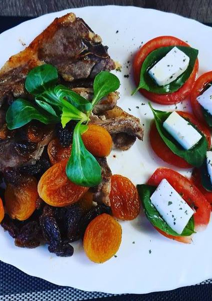 Una foto de Chuletillas de cordero, con pasas y albaricoques