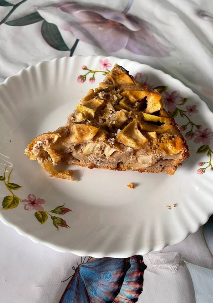 Пирог з яблуками і корицею