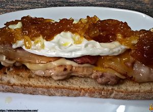 Foto principal de Tosta de pollo con queso, bacon, huevo frito y cebolla caramelizada