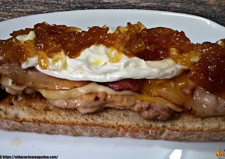 Tosta de pollo con queso, bacon, huevo frito y cebolla caramelizada