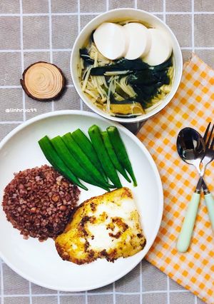 Hình của món Eatclean- Cơm gạo lứt cá basa áp chảo- Canh rong nấm đậu phụ non.