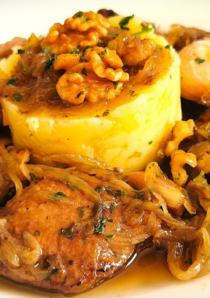 Una foto de Hígado de ternera encebollado con Puré de patata