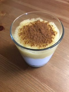 Una foto de Vasito de compota de manzana con queso fresco batido y canela