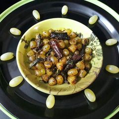 A picture of Green Grapes Instant Pickle.