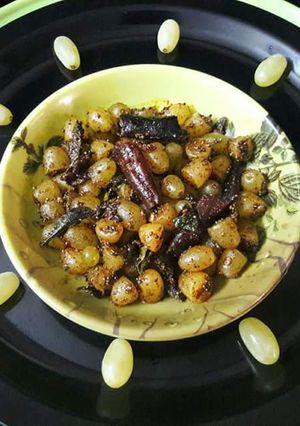 A picture of Green Grapes Instant Pickle.