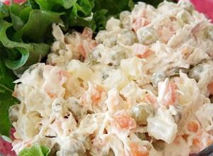 Una foto de Título: ensalada de pollo con verduritas