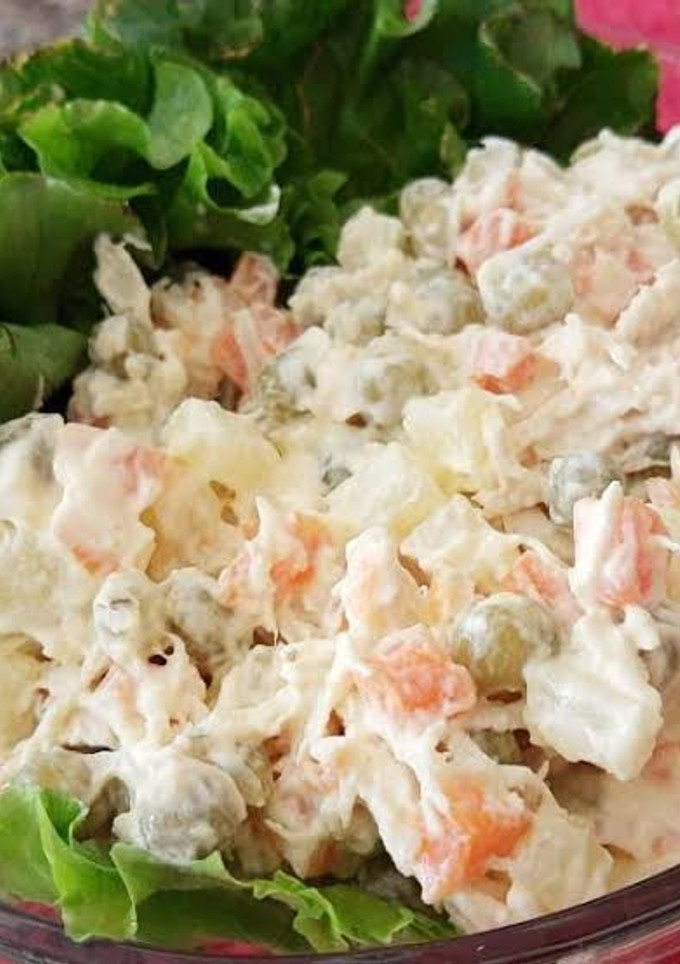 Una foto de Título: ensalada de pollo con verduritas