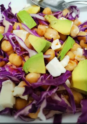 Una foto de Sopa de garbanzo con col