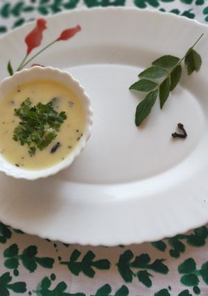 ગુજરાતી કઢી (Gujarati Kadhi Recipe In Gujarati) રેસીપી મુખ્ય ફોટો