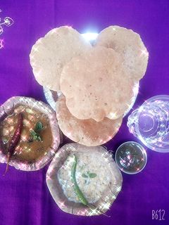 बेड़मी आलू की सब्जी बूंदी रायता (bedmi aloo ki sabzi boondi raita recipe in Hindi) रेसिपी मुख्य फोटो