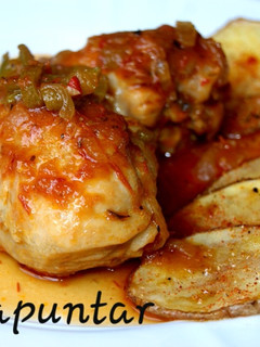 Una foto de Pollo al chilindrón 🍅🌶🍗🥂