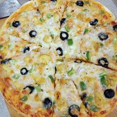 Chicken Veggies Pizza 🍕🍕 A picture of Chicken Veggies Pizza 🍕🍕.