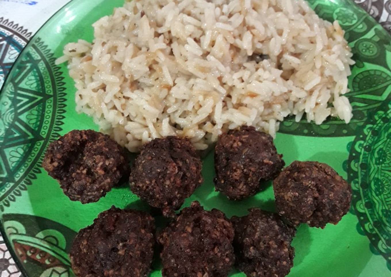Arroz grañado con albóndigas