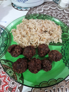 Una foto de Arroz grañado con albóndigas